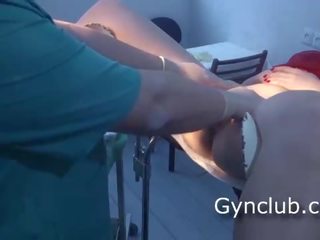 В дівчина в в червоний плаття на в gynecologist