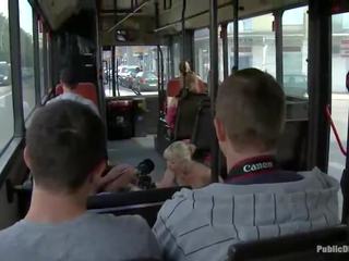 Uma masome sympathieën hebben brutaal gemaakt liefde in een publiek bus